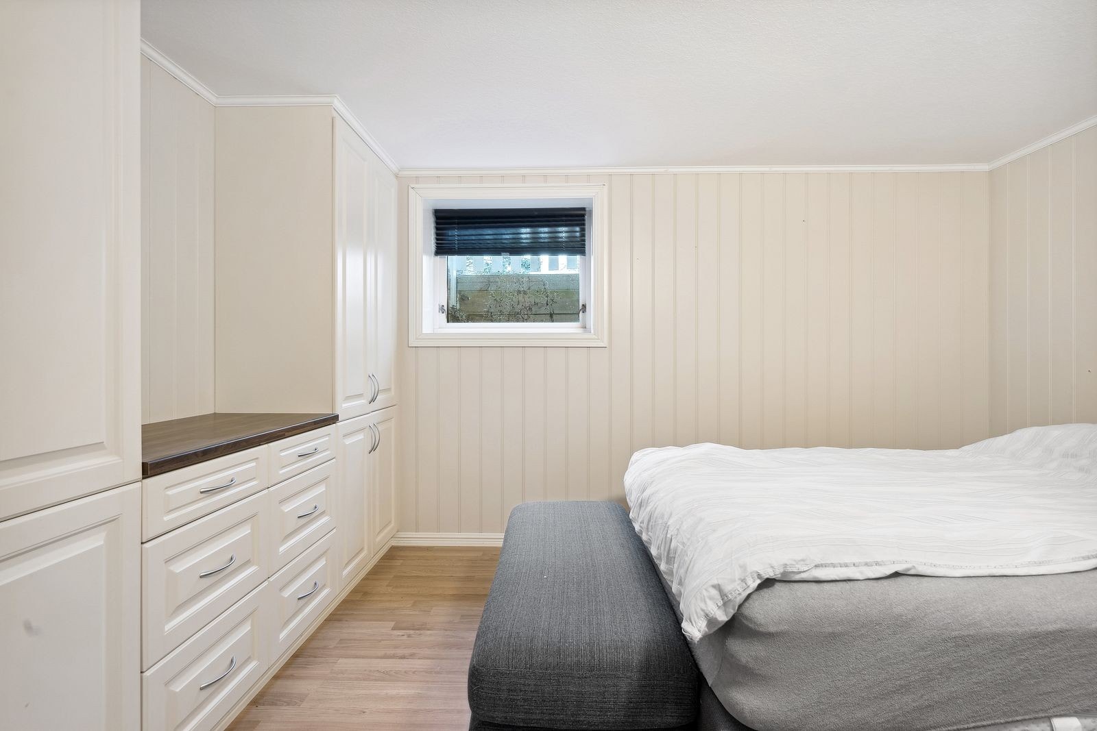 Soverommet har godt med skapplass. Galleribilde