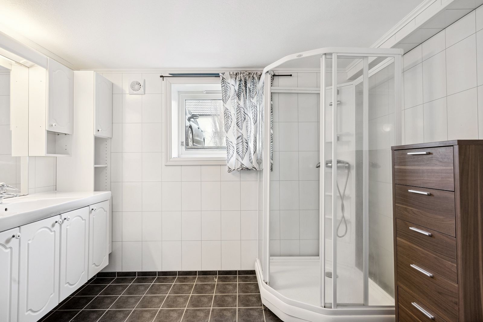 Lys profilert innredning og har godt med skapplass. Galleribilde