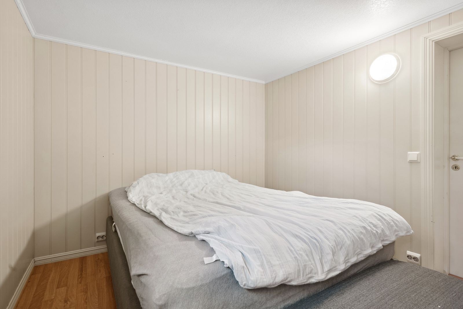 Laminat på gulv og mdf på veggene. Galleribilde