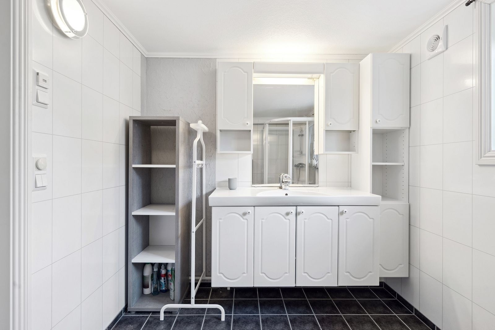 Romslig bad med flislagt gulv og våtromsplater på veggene. Varme i gulv. Galleribilde