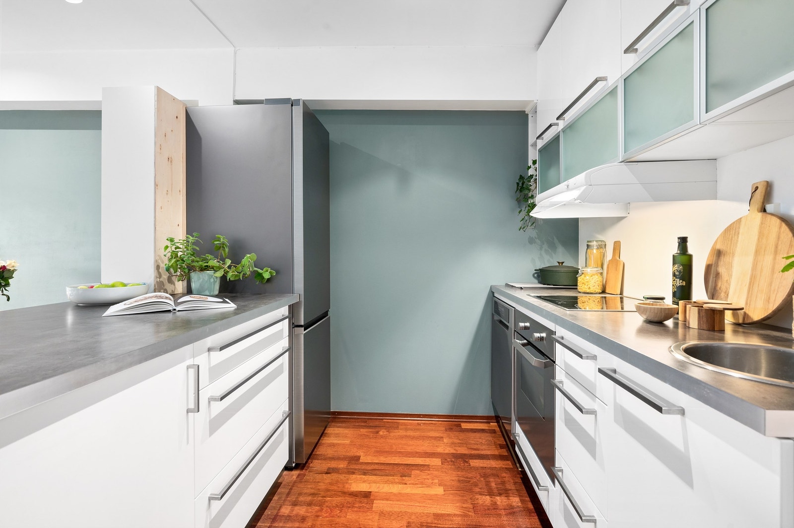 Kjøkkenet har en fin kombinasjon av skap- og benkeplass som gir både oppbevaringsmuligheter og gode arbeidsflater for matlaging. Galleribilde