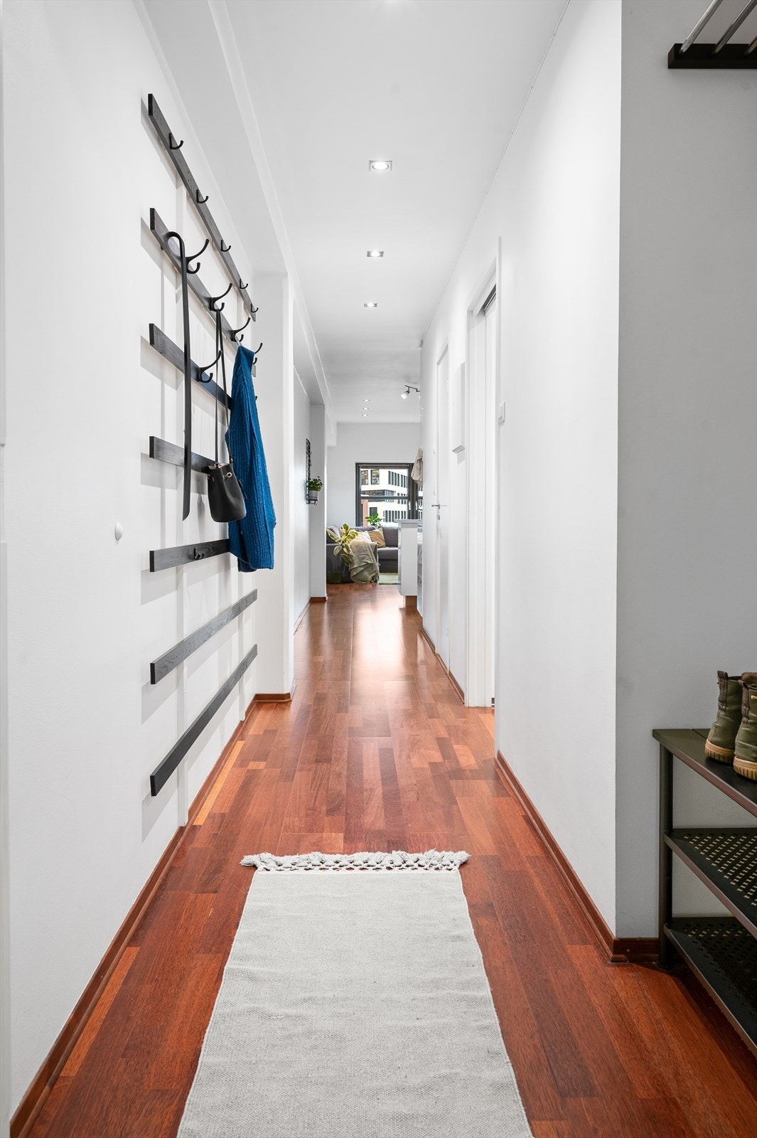 Leiligheten har en innbydende entré med plass for klesoppheng og oppbevaring av sko. Adkomst via felles trappeoppgang med dørcalling. Galleribilde