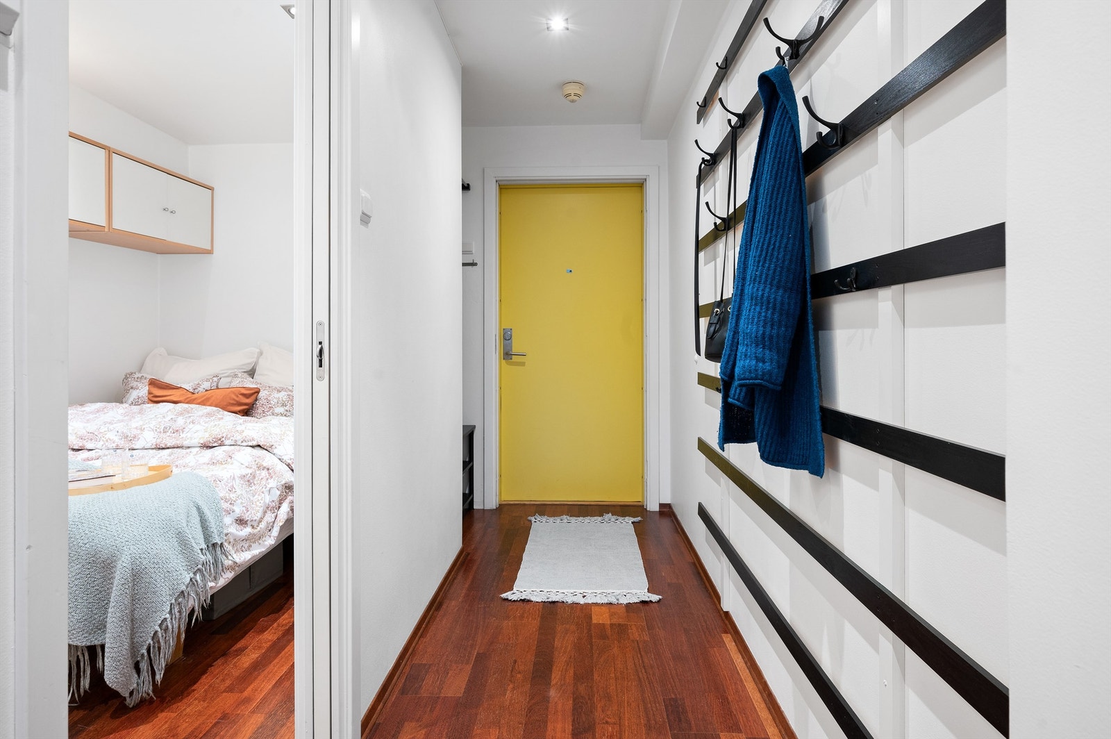 Boligen har et praktisk innredet rom/sovesone med plassbesparende skyvedør som gjør at rommet kan lukkes helt igjen. Lettveggen er ikke omsøkt, ref. punktet om ferdigattest. Galleribilde