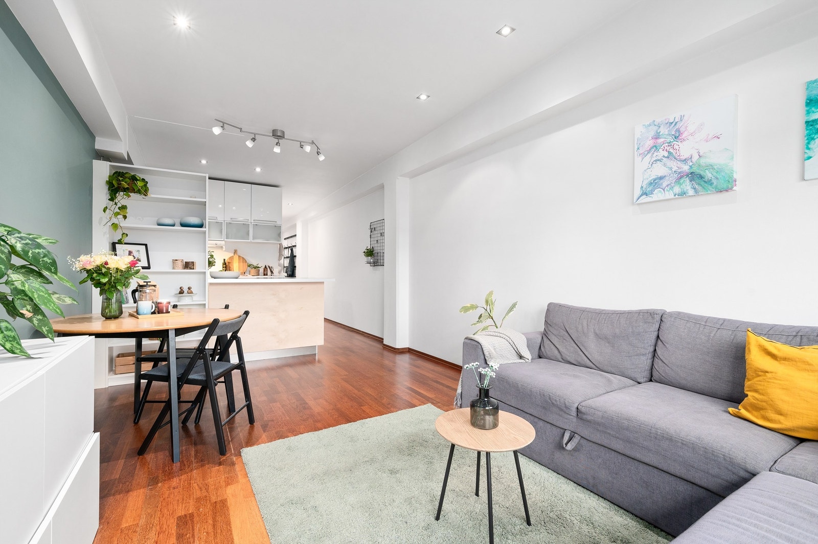 Kjøkkenet ligger i en åpen og sosial løsning mot stuen. Superpraktisk kjøkkenøy med plass til barstoler. Galleribilde