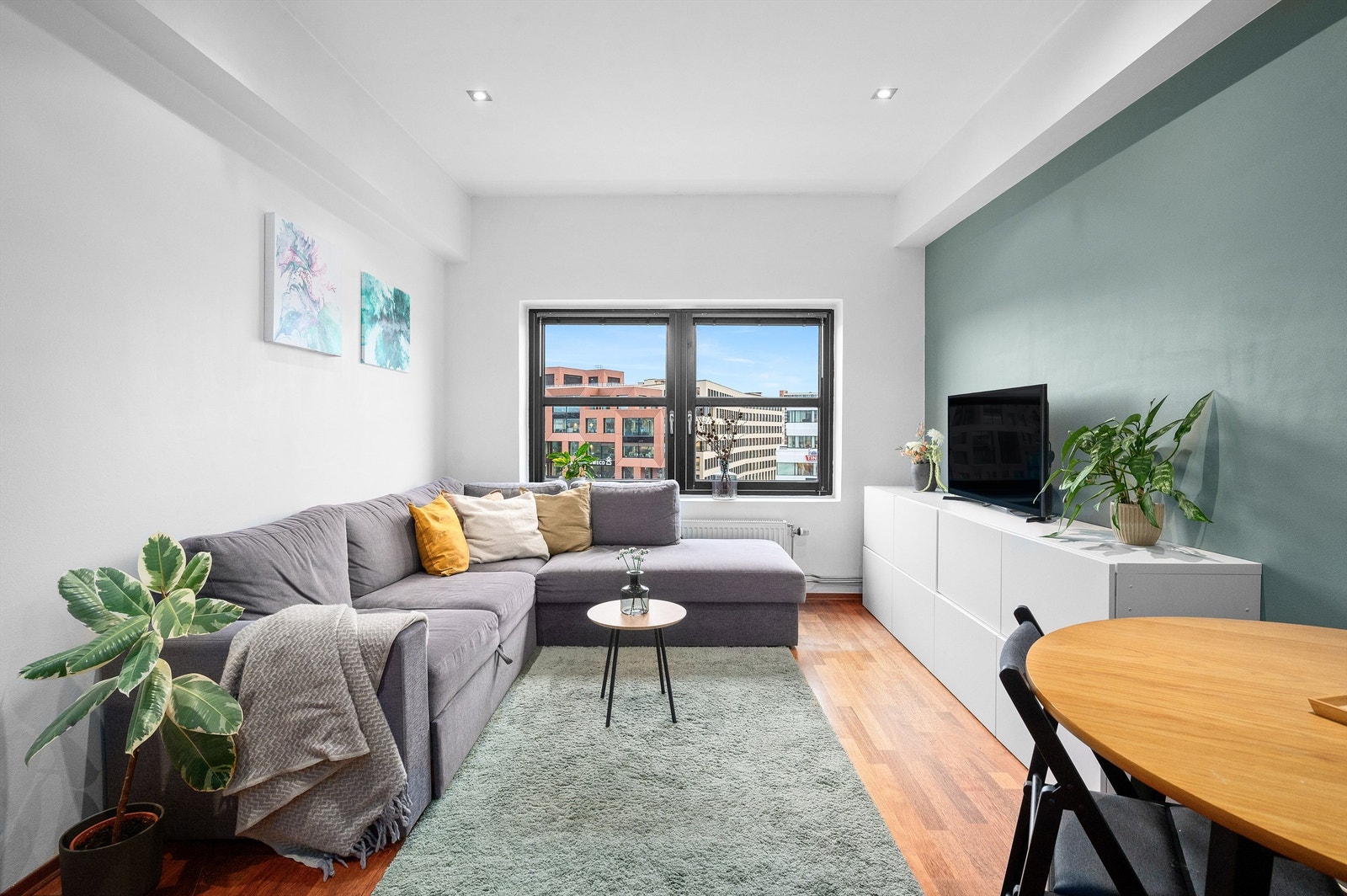 Leiligheten har en lys og åpen stue med en god utforming som gjør det enkelt å innrede. Galleribilde