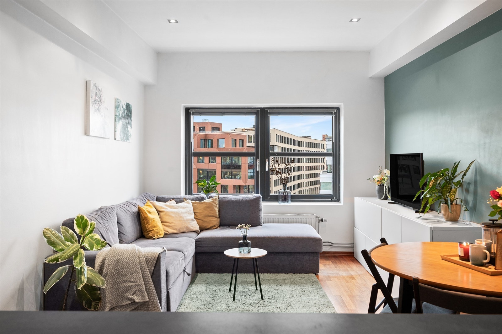 Doble vindusflater i stuen slipper inn rikelig med naturlig lys og skaper en god romfølelse. Lite innsyn! Galleribilde