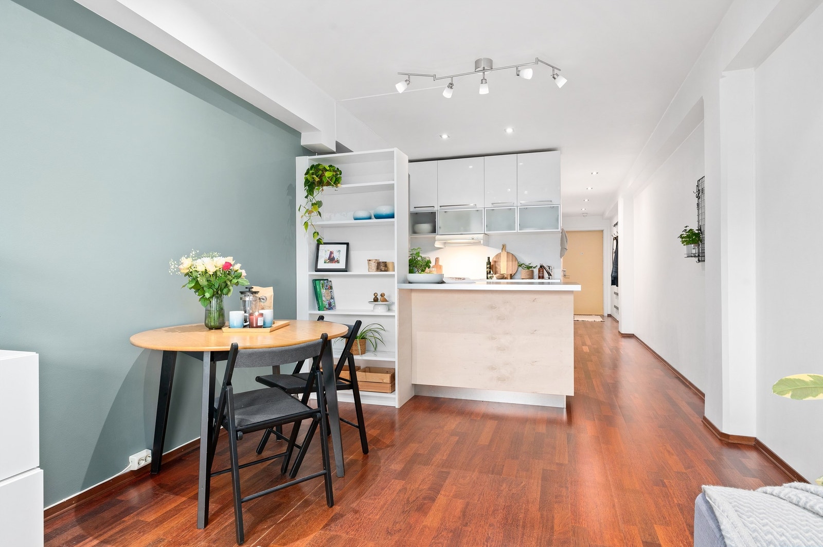 Felleskostnadene er kr 3 514,- pr. mnd. og inkluderer internett, strøm, fyring og varmtvann via fjernvarme. Galleribilde