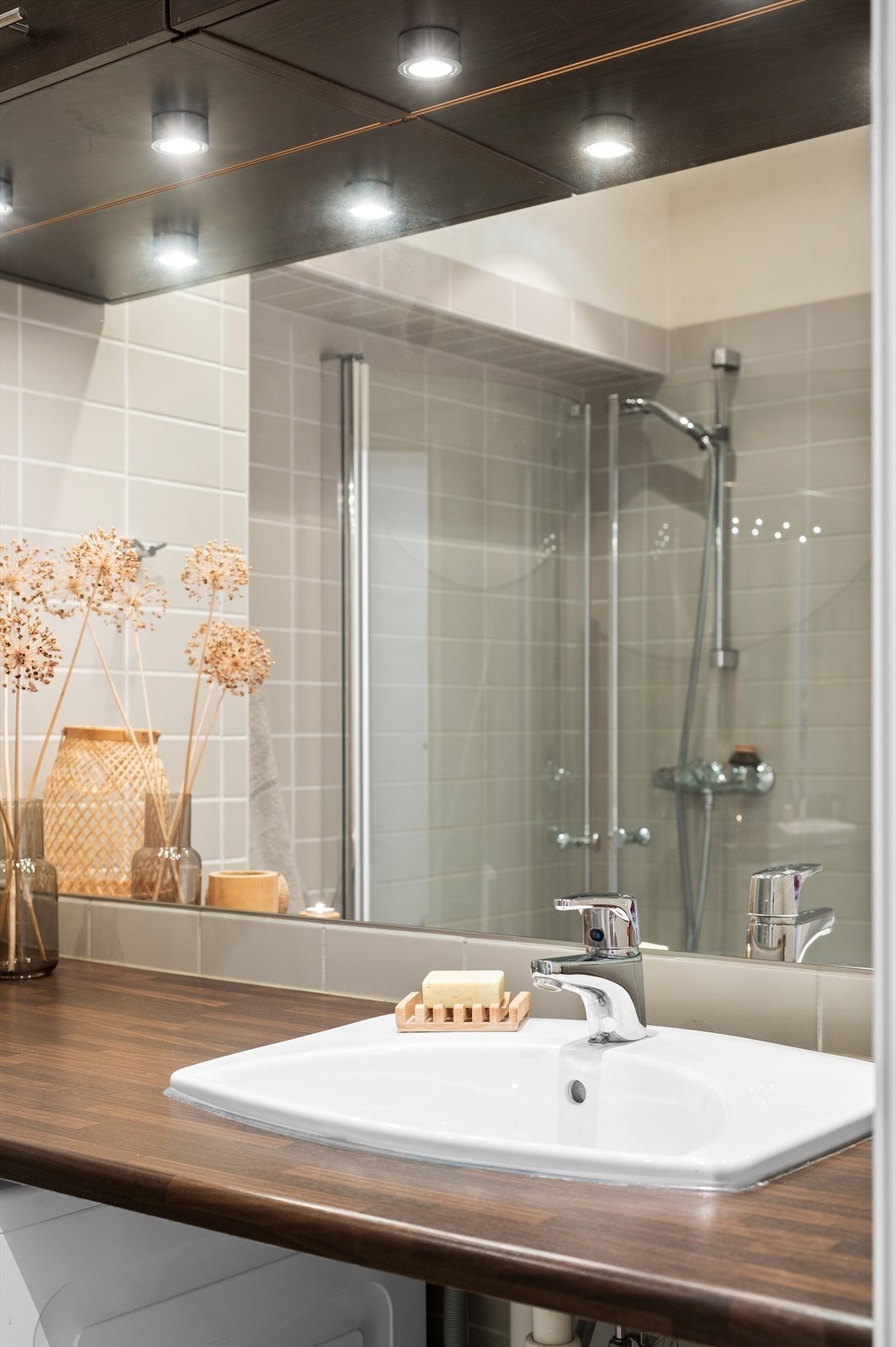 Baderommet ble renovert i regi av borettslaget i 2005/2006 i forbindelse med rehabilitering av hele gården. Galleribilde