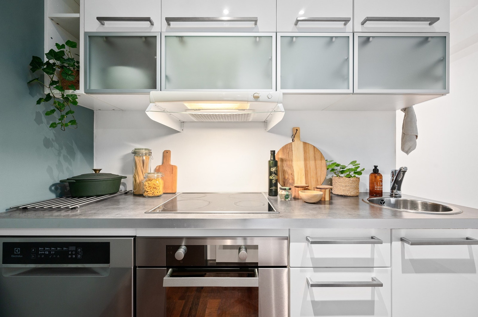 Deler av kjøkkeninnredningen ble oppgradert i 2024 med nytt frittstående kjøleskap, skap og oppvaskmaskin. Galleribilde