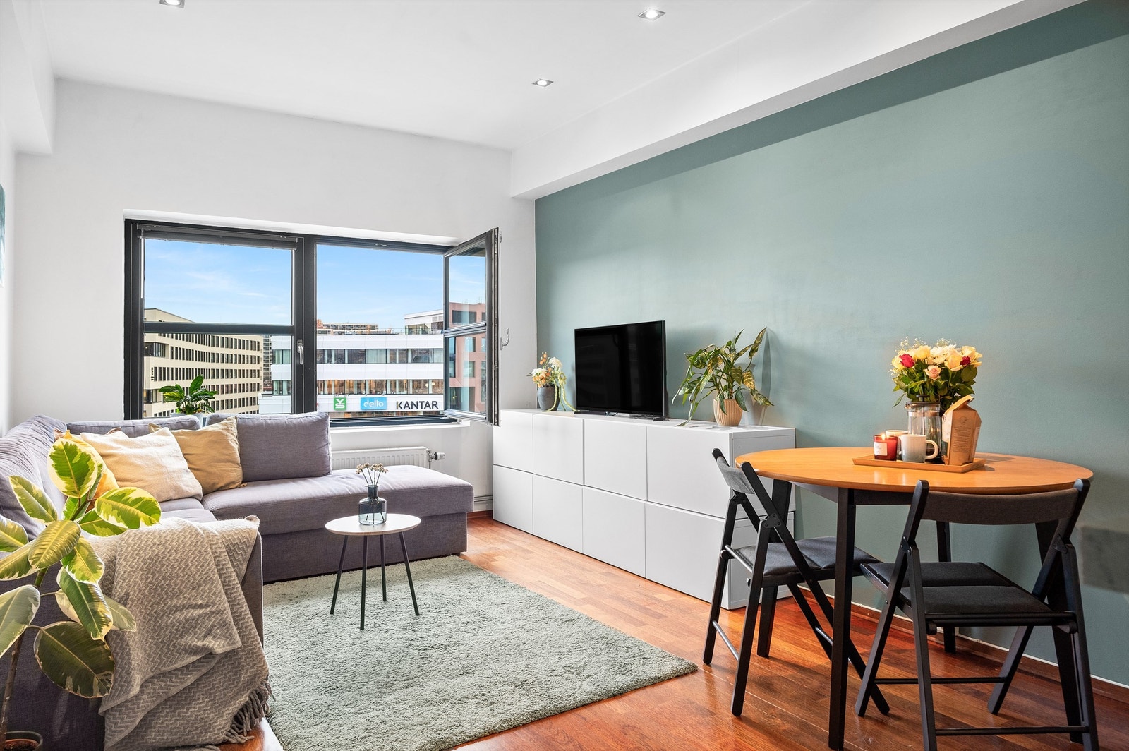 Leilighetens planløsning åpner for innredning av flere sosiale soner som sofagruppe med tilhørende salongbord, tv-møbel/medieområde og spisebord med tilhørende stoler. Galleribilde