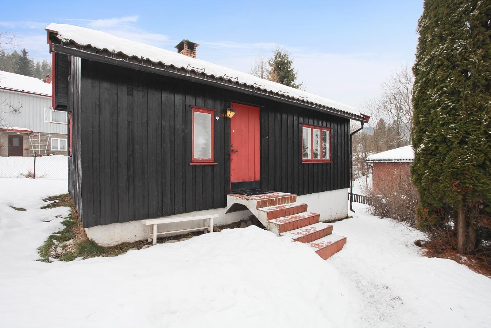 Huset ligger tilbaktrukket med hage rundt seg. Ca 2 min å gå til togstasjon. Galleribilde