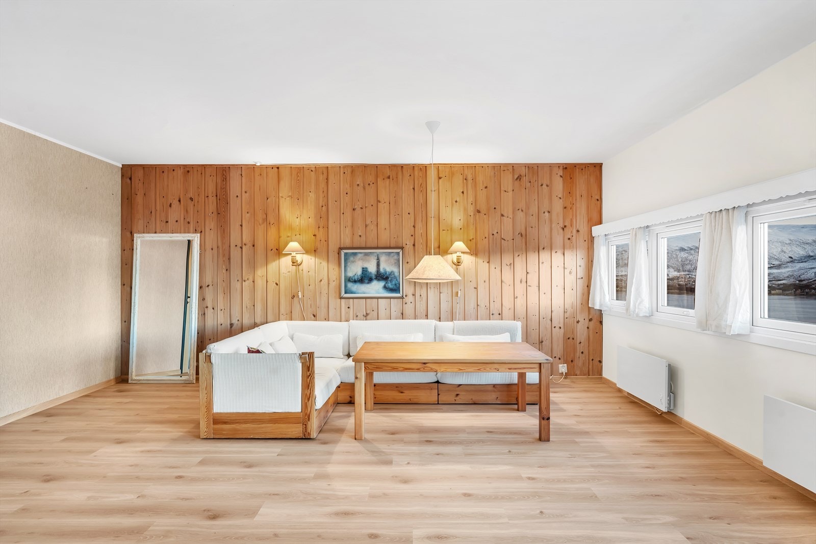 Romslig stue med gode møbleringsmuligheter. Galleribilde