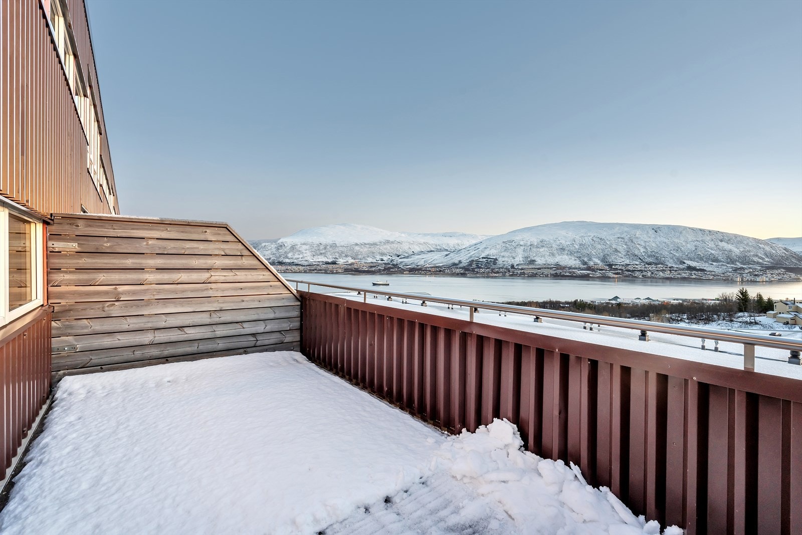 Sørvendt balkong med god plass til utemøbler. Galleribilde