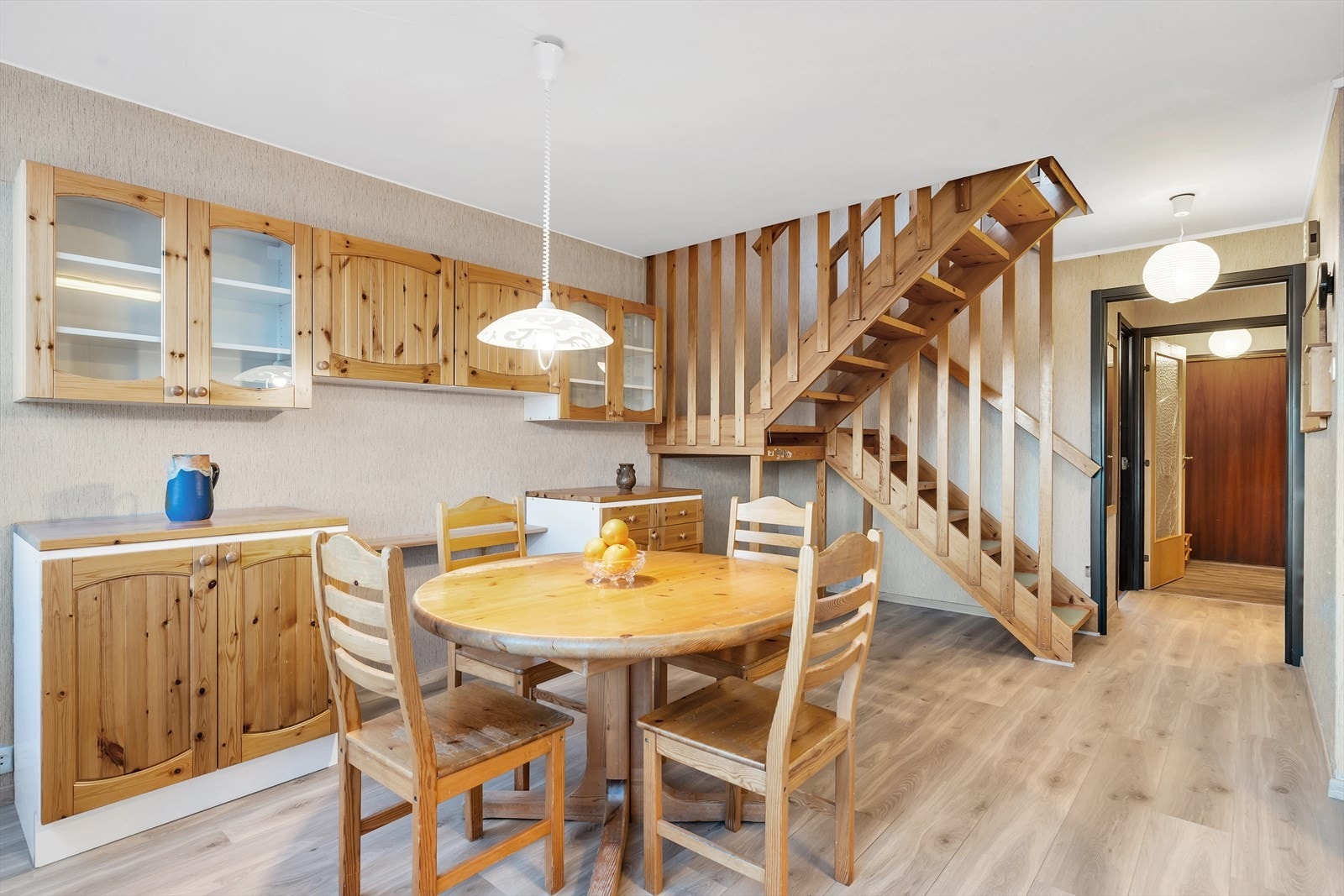 God plass til spisebord foran kjøkkenet. Galleribilde