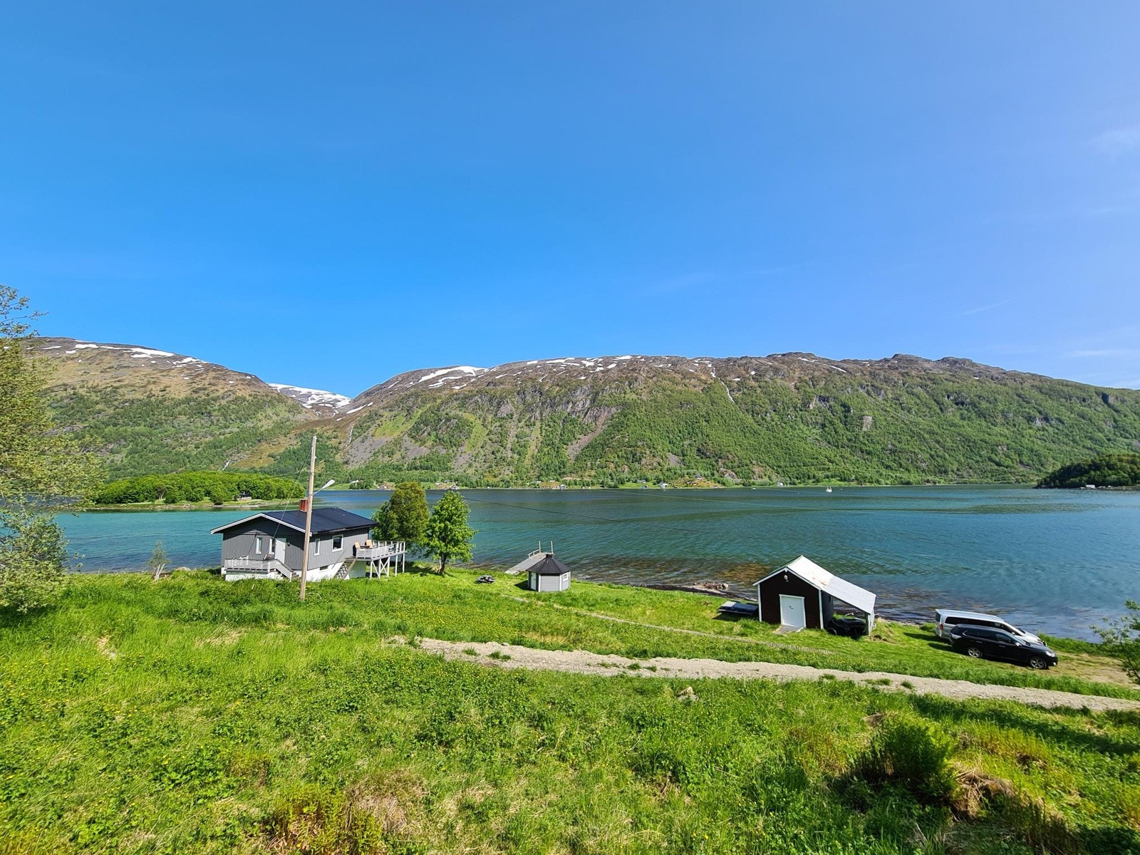 Tomten har et stort uteareal med et naust (innredet som uthus/skutergarasje) og grillhytte. Galleribilde