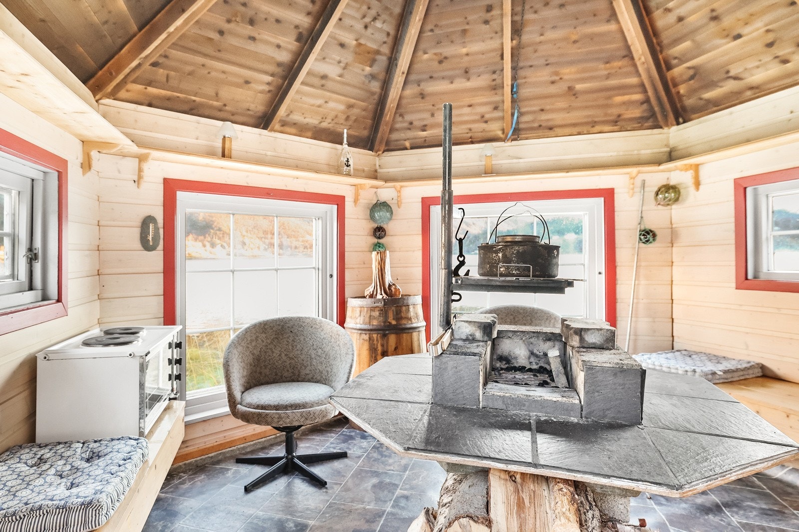 Her inne er det god plass til å nyte varmen. Galleribilde