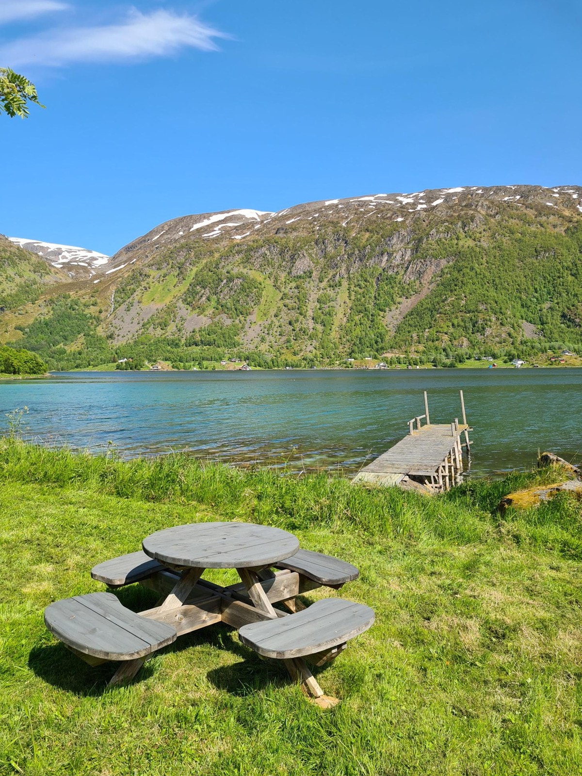 Benk ved sjøen Galleribilde
