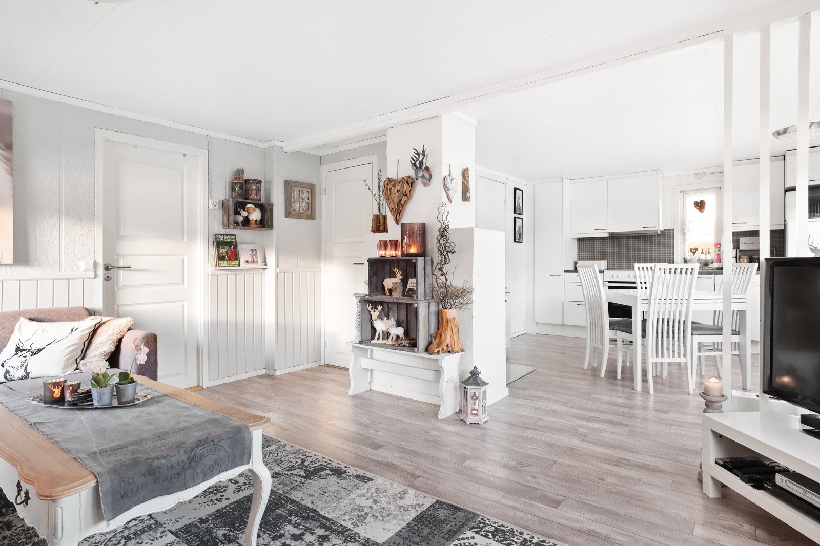 Stuen ligger i en åpen løsning til kjøkkenet. Galleribilde