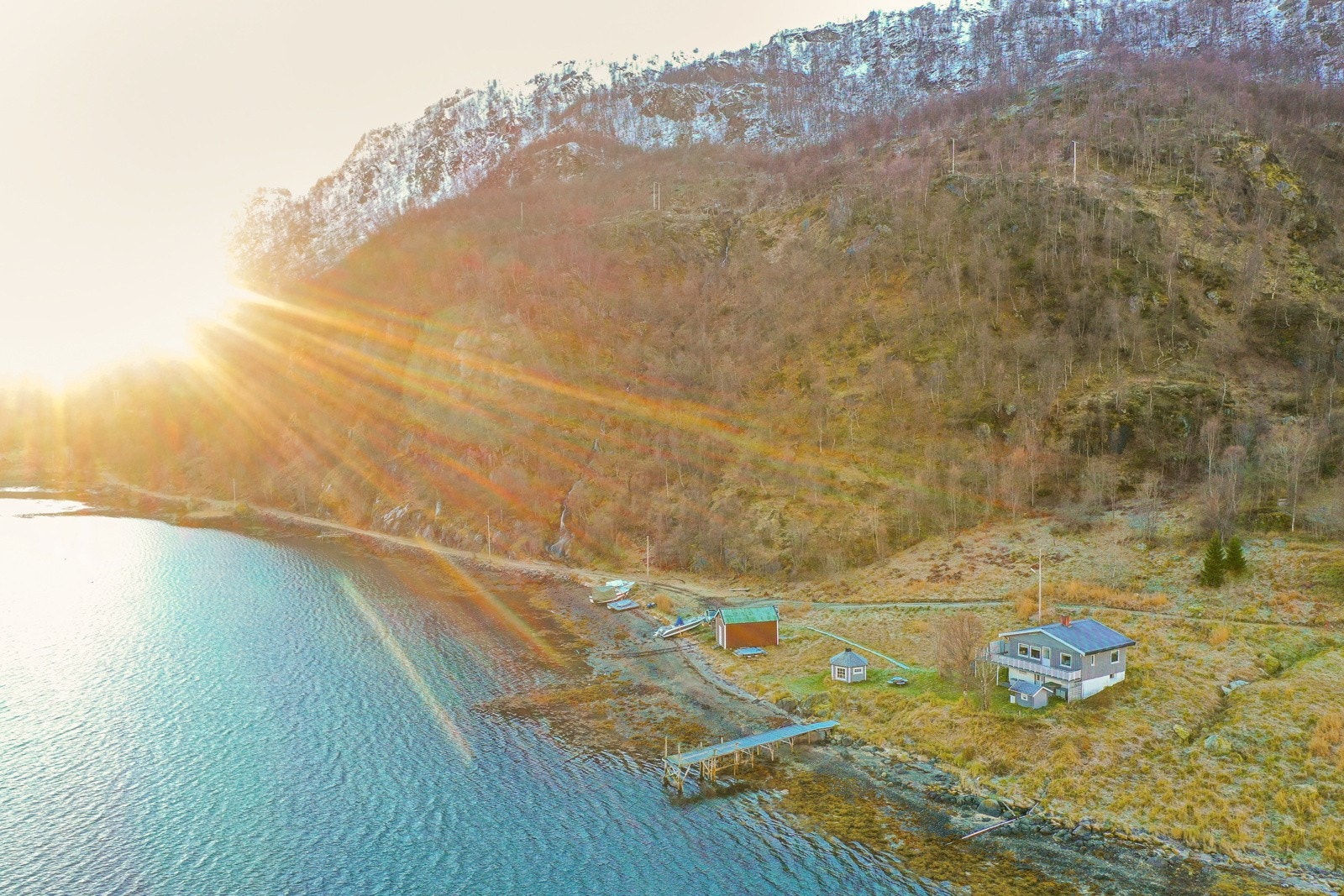 Eiendommen ligger svært tilbaketrukket til i et stille og rolig område. Galleribilde