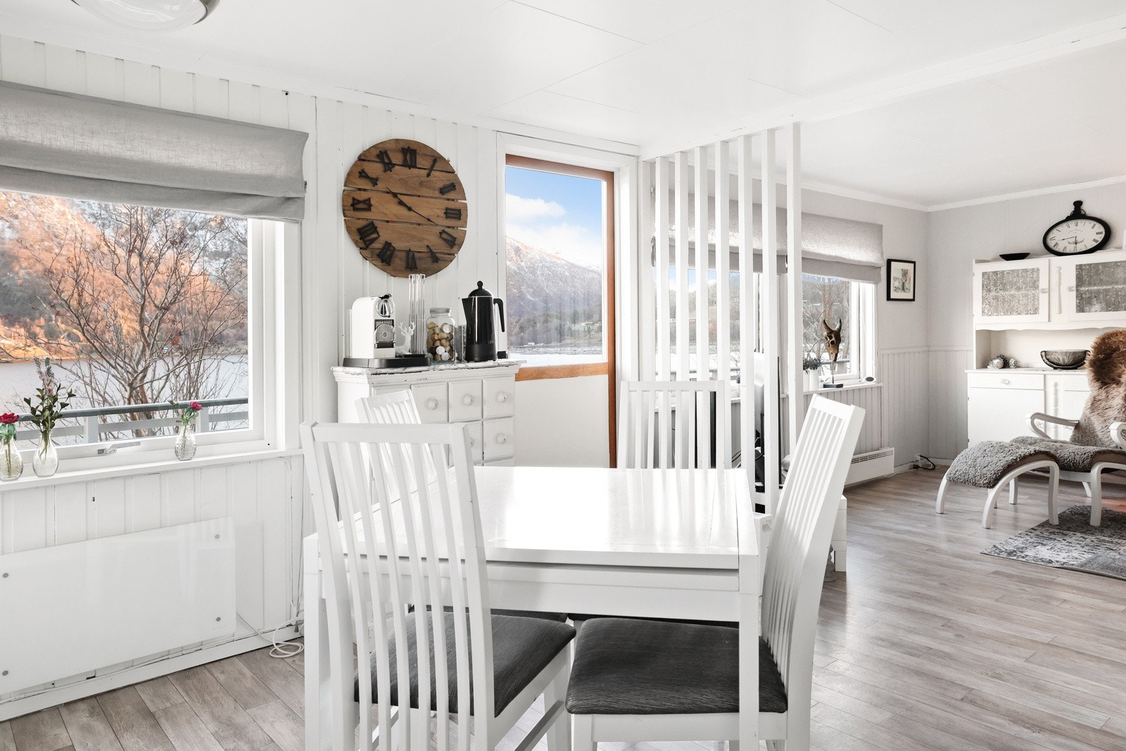 Fint med plass til et spisestuebord i kontakt med kjøkkenet. Galleribilde
