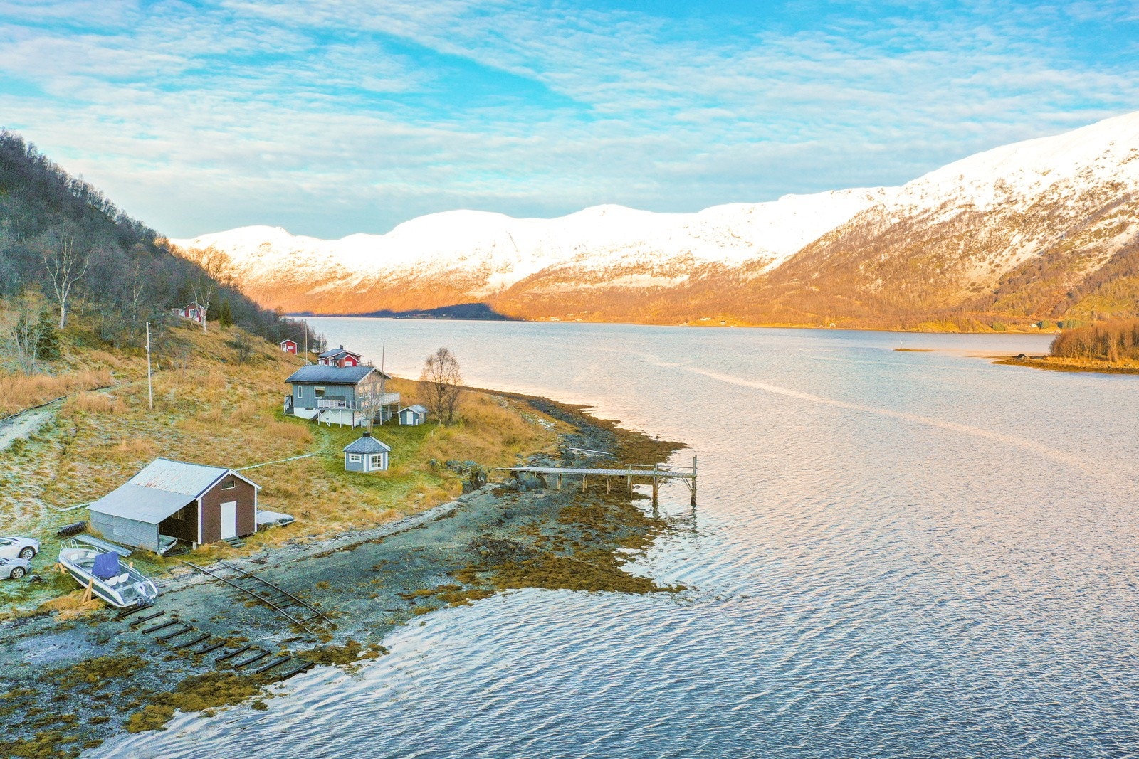 Eiendommen ligger idylisk til, med nydelig utsikt og rett ved sjøen. Galleribilde