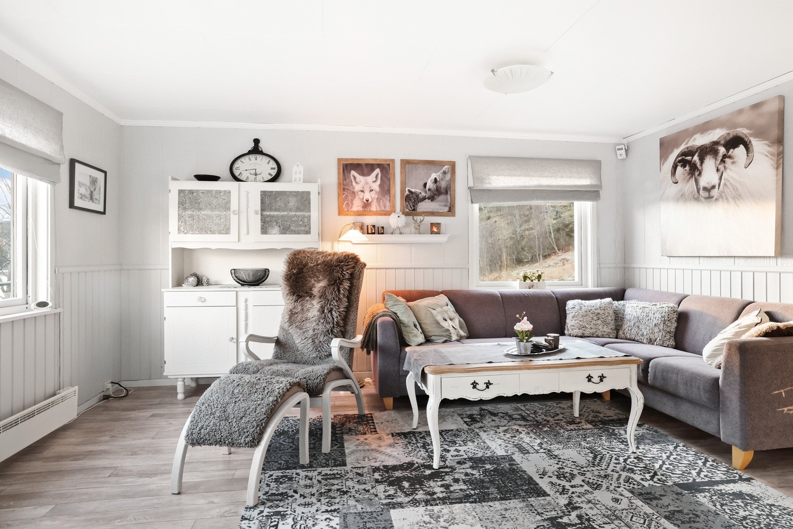 Rommet har vindusflater mot tre himmelretninger, som gir deg flotte lysforhold. Galleribilde