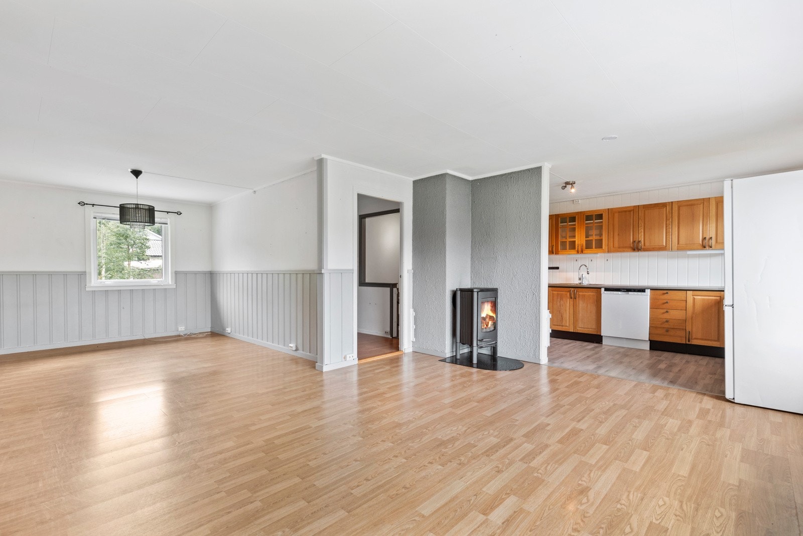 Velkommen hjem! Stuen oppleves lys og luftig og varmes effektivt opp ved hjelp av vedovnen. Den skaper både hygge og lun atmofære på mørke høst og vinterdager. Galleribilde