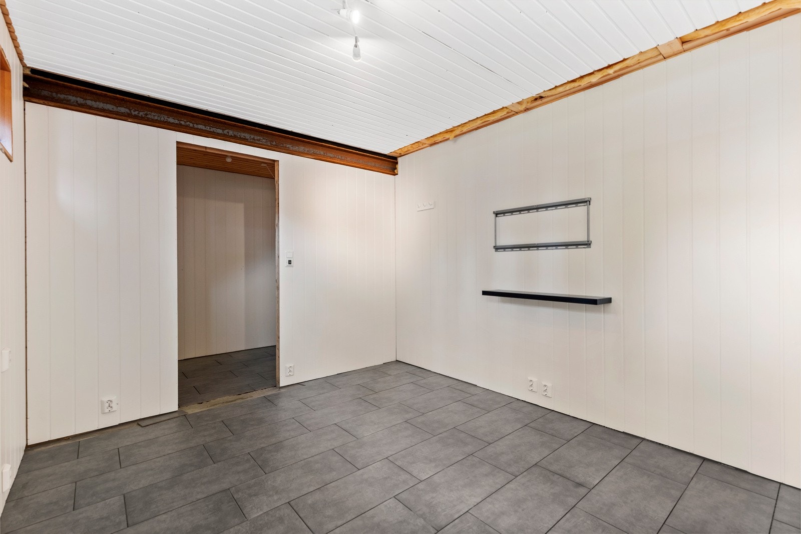 Gulvet er flislagt og det er montert elektriske varmekabler for oppvarming i forbindelse med oppussing. Galleribilde