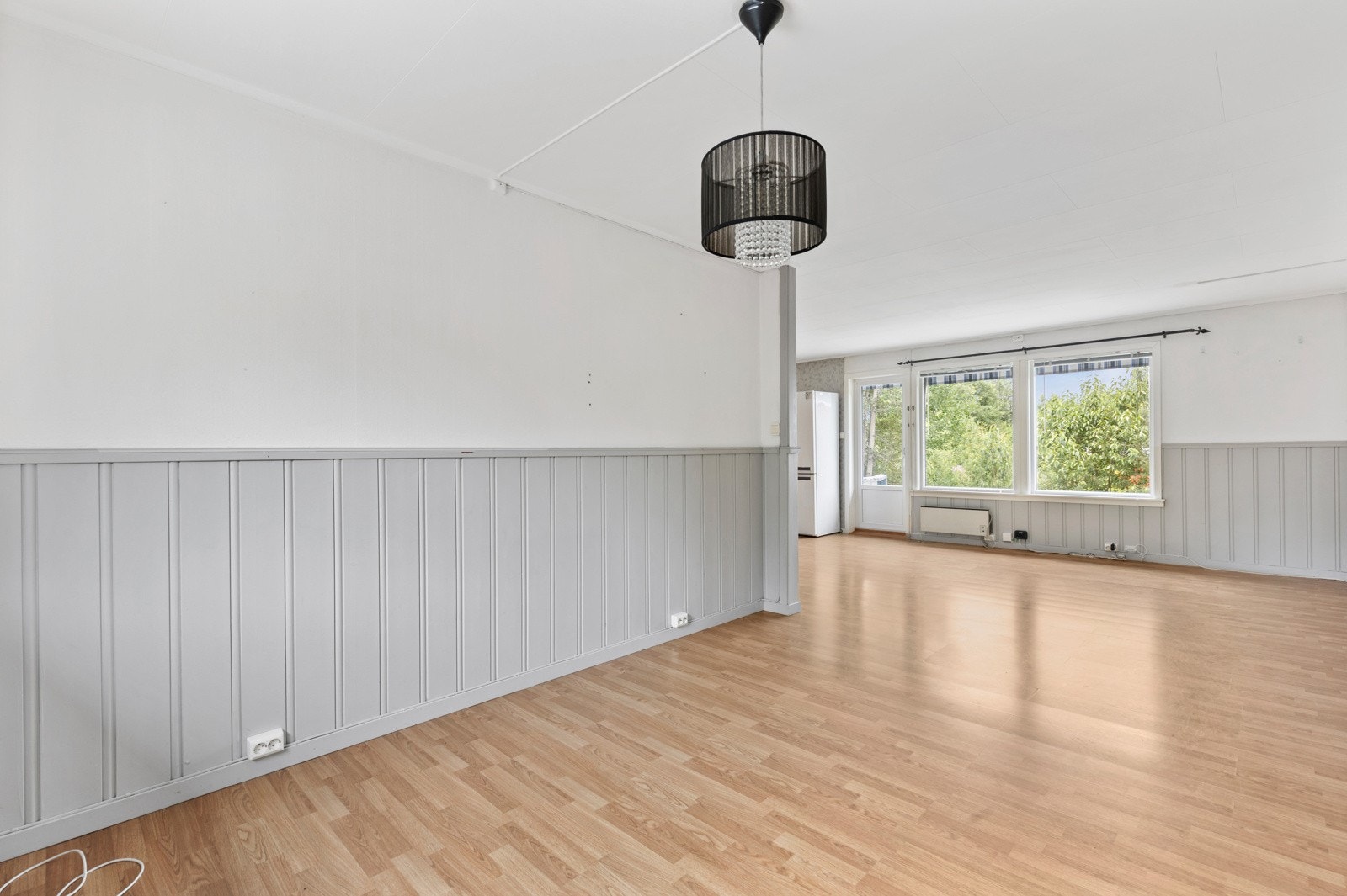 Her kan venner og familie samles for å nyte en god film. Stuen er enkel å innrede og har store vindusflater. La oss ta turen ut på terrassen. Galleribilde