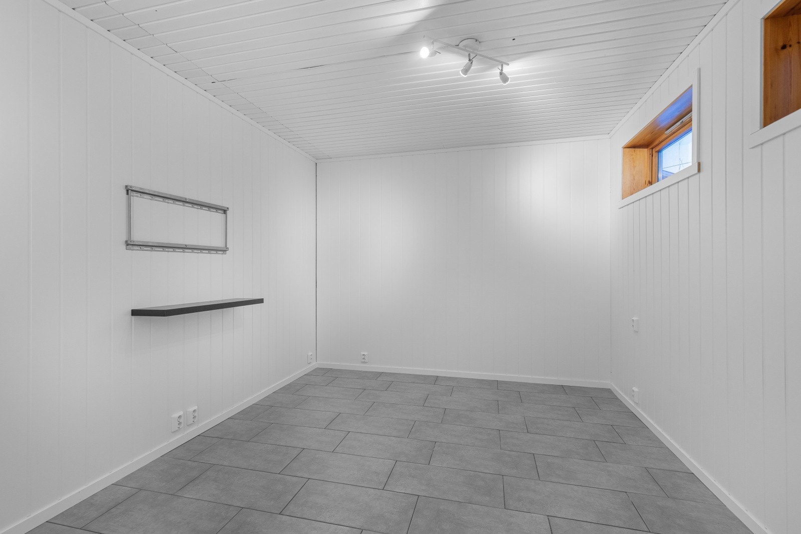 Soverommet er holdt i moderne farger og har rikelig med strømuttak. Galleribilde