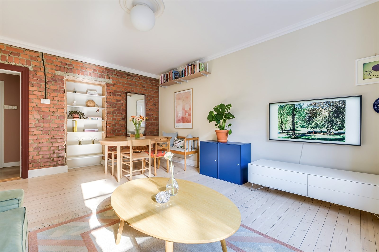 Naturlig plass til TVen ovenfor sofagruppen. Stuen vender mot sjarmerende trehusbebyggelse Galleribilde