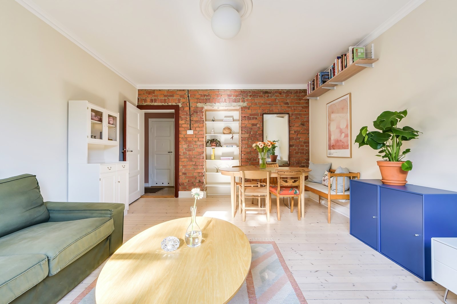 Alle rom er malt i moderne og behagelige farger Galleribilde