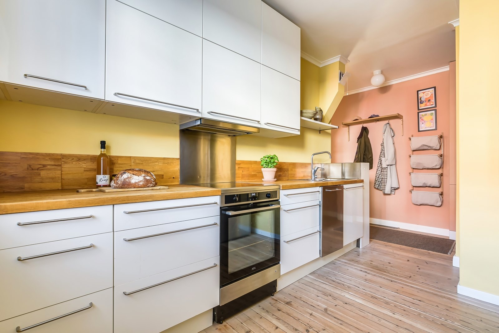 Separat og koselig kjøkken med god plass til stort spisebord. Galleribilde