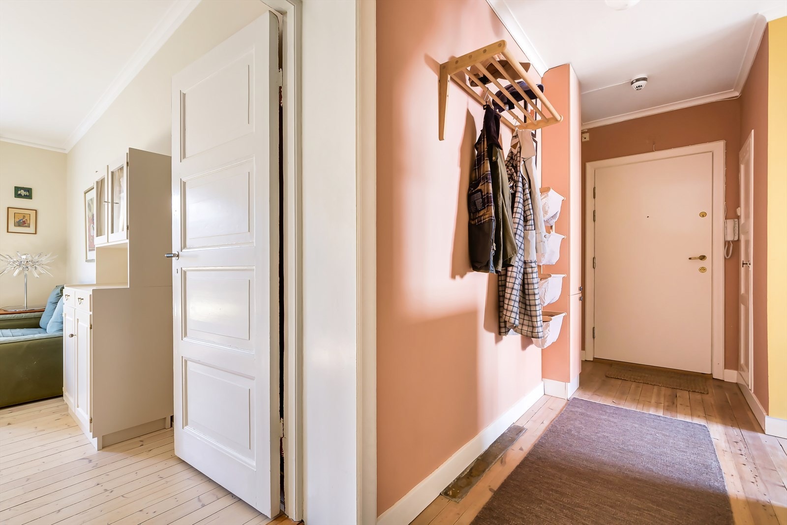 Den innbydende entréen gir et godt førsteinntrykk av boligen, med plass for oppheng av jakker og sko Galleribilde