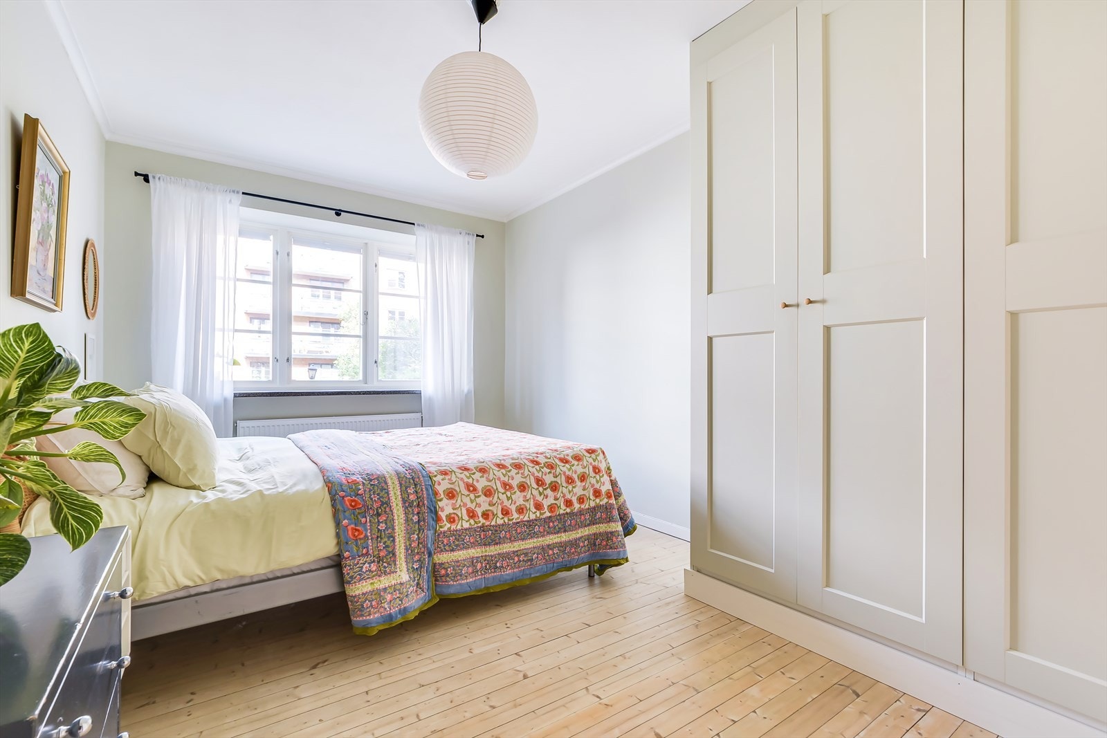 Svært romslig soverom med stort vindu, vendt mot stille og rolig bakgård Galleribilde