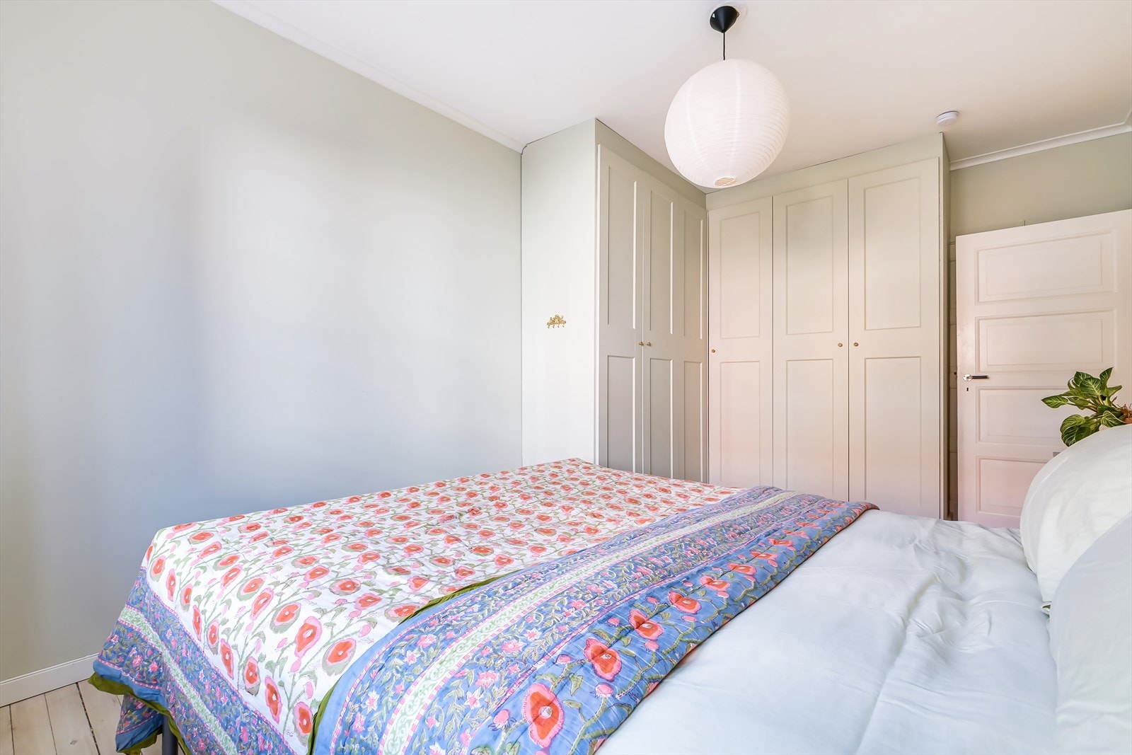 Soverommet er stort, med plass for dobbeltseng med tilhørende nattbord og garderobeskap Galleribilde