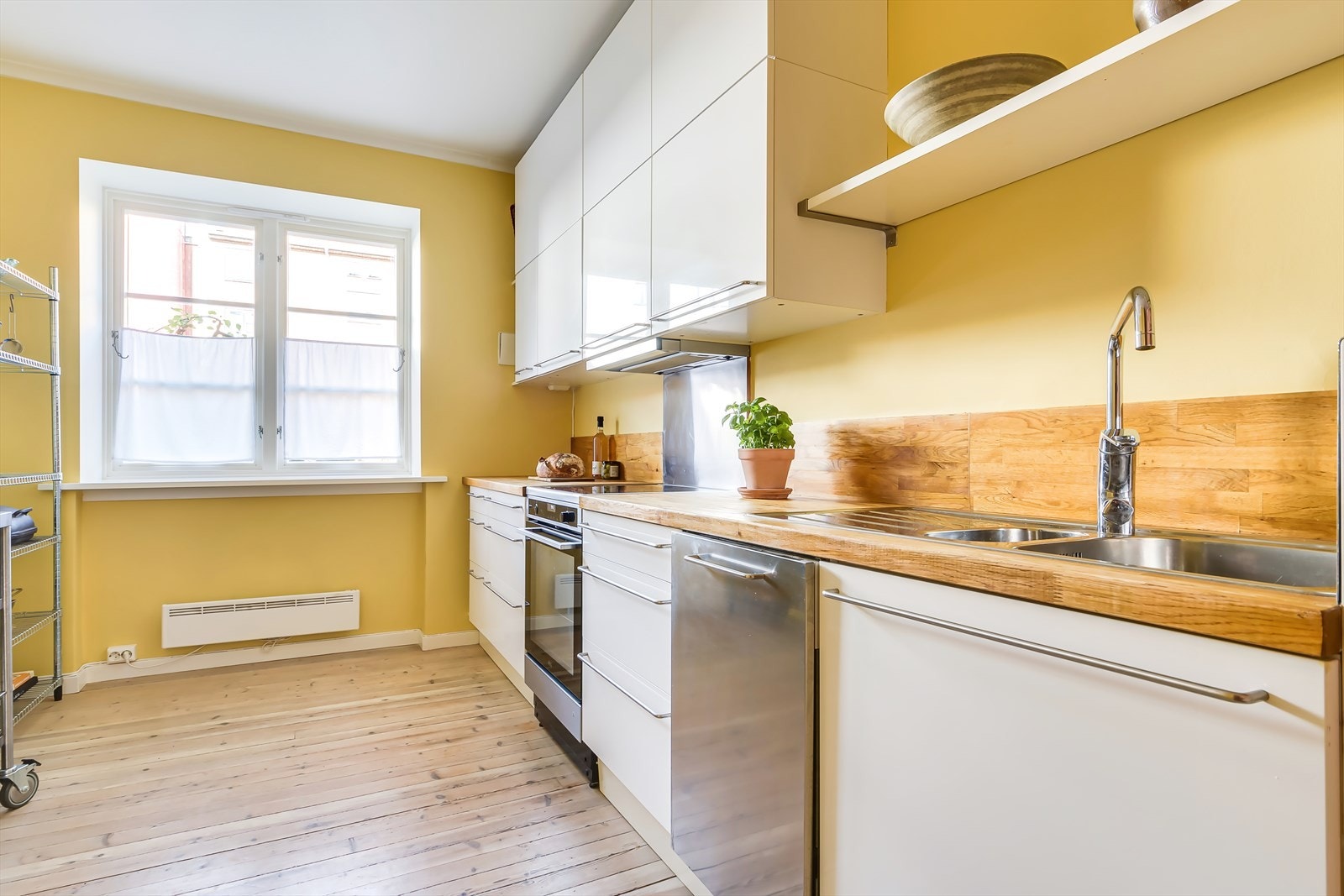 Godt med skap- og benkeplass. Det store vinduet gir gode "arbeidsforhold". Galleribilde