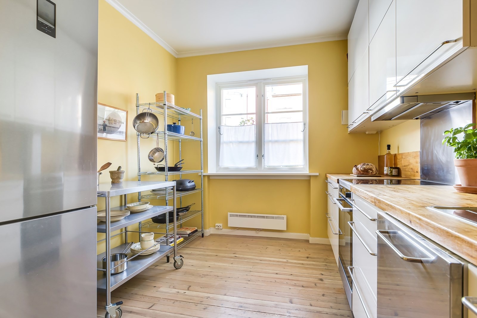 Hyggelig plass til spisebord ved det store vinduet på kjøkkenet. Galleribilde