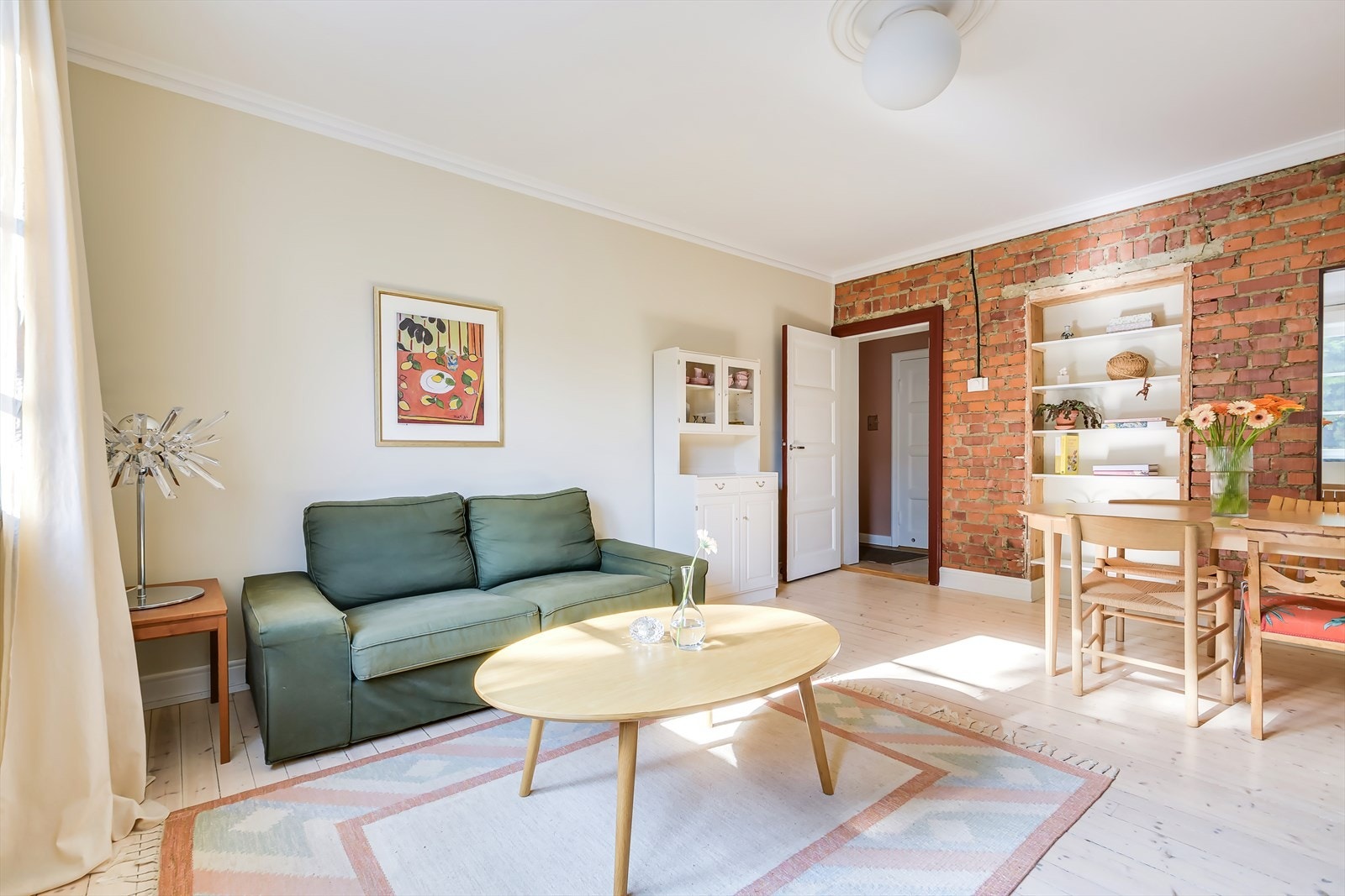 Teglstensveggen er hentet frem og gir boligen det lille ekstra Galleribilde