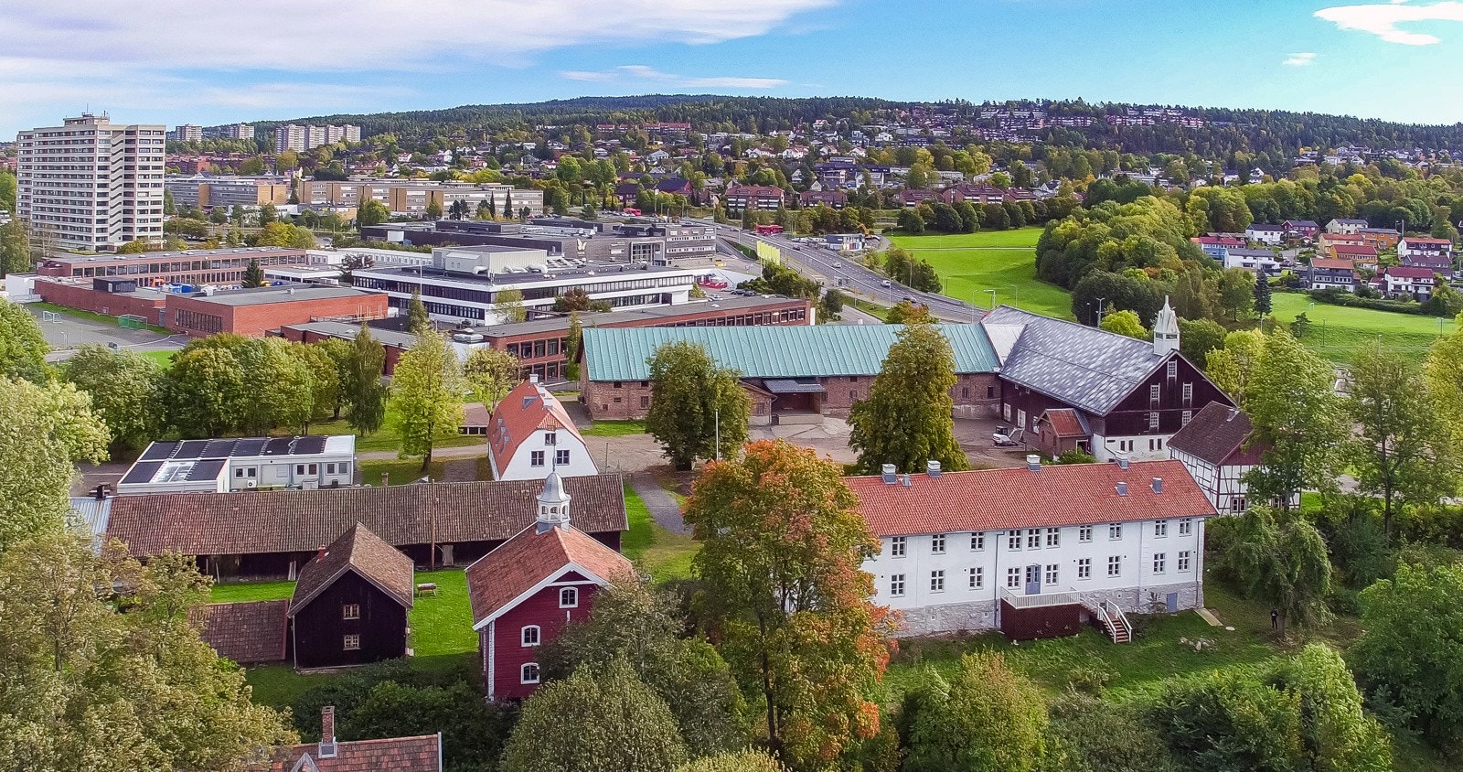 Tveten gård ligger i nabolaget - en liten oase med bygningsmasse helt tilbake fra 1700-tallet Galleribilde