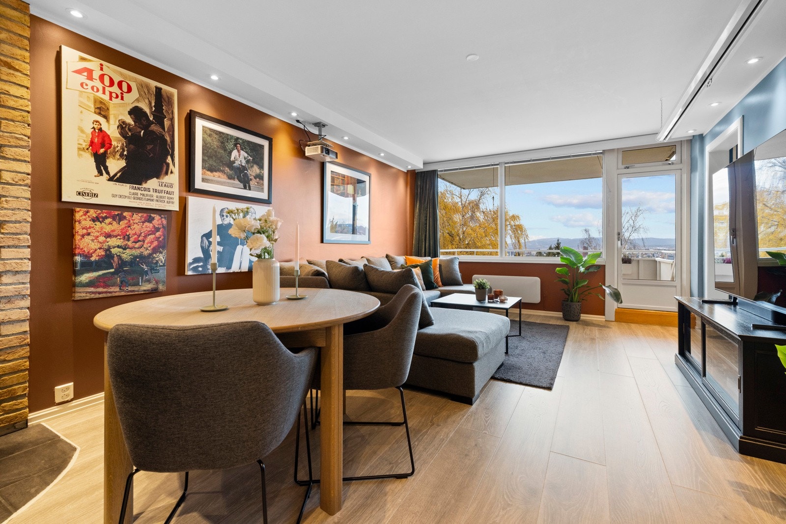 Velkommen til Lavrans vei 21 - en attraktiv 3-roms leilighet i 3.etasje med fantastisk utsikt og gjennomgående planløsning! Galleribilde