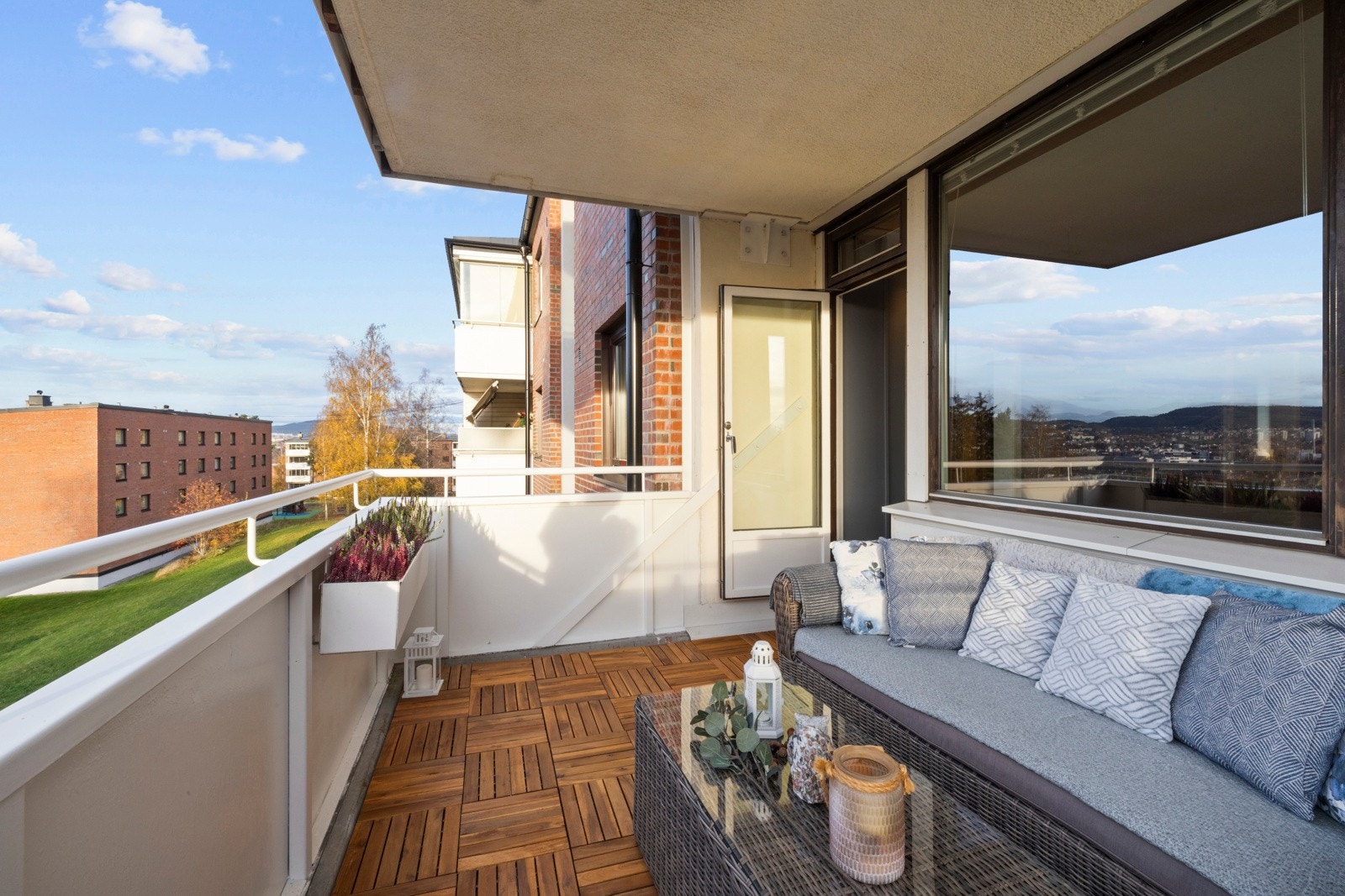 Balkongen ble fornyet oktober 2024 med nye terrasseheller over støpt dekke, malte overflater inkludert et rett, platekledd rekkverk i hvitmalt stål Galleribilde