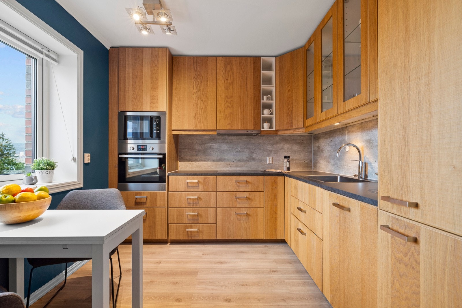 Benkeplaten er av sort laminat og har nedfelt oppvaskkum Galleribilde