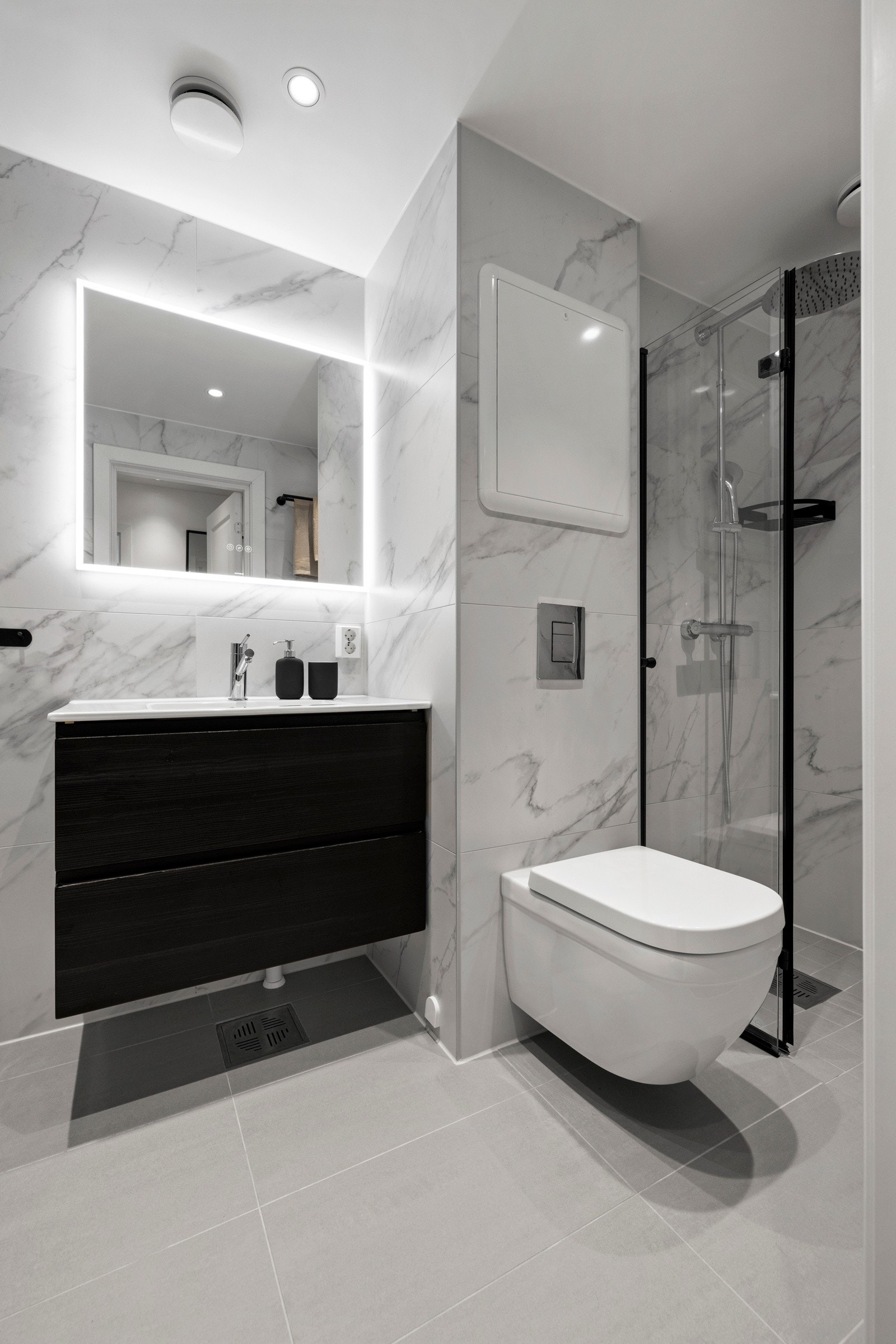 Baderommet er nylig oppusset (ferdigstilt og ferdig befart mars 2022) i regi av borettslaget, og er påkostet utover standardlevering Galleribilde