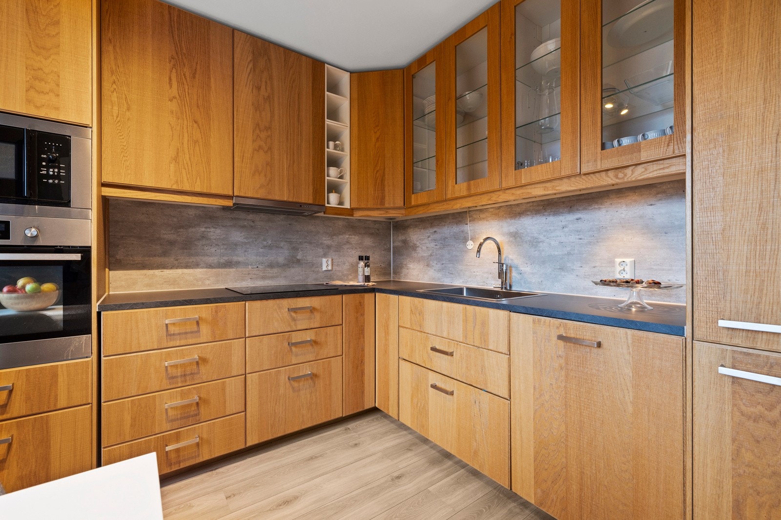 Frontene er av foliert eik og over benken er det betonglignende plater på veggene og ventilator Galleribilde