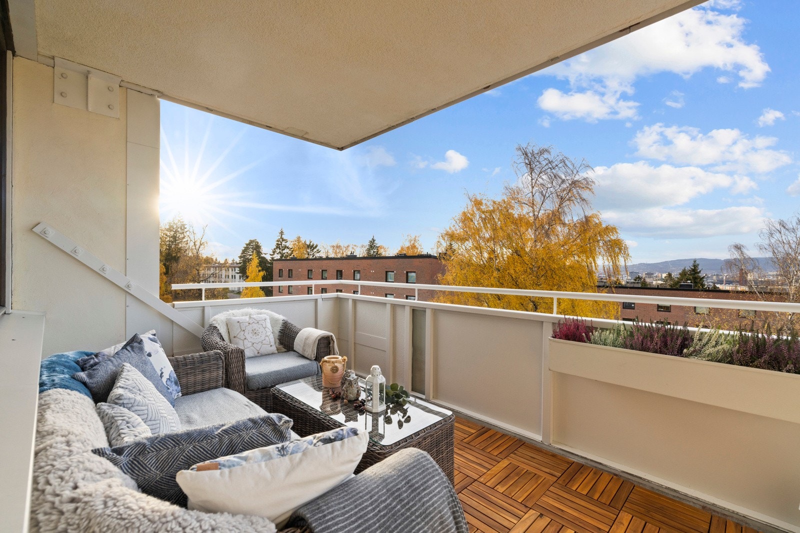 Balkongen er overbygd med fantastisk utsikt utover nabolaget og byen som bakteppe Galleribilde