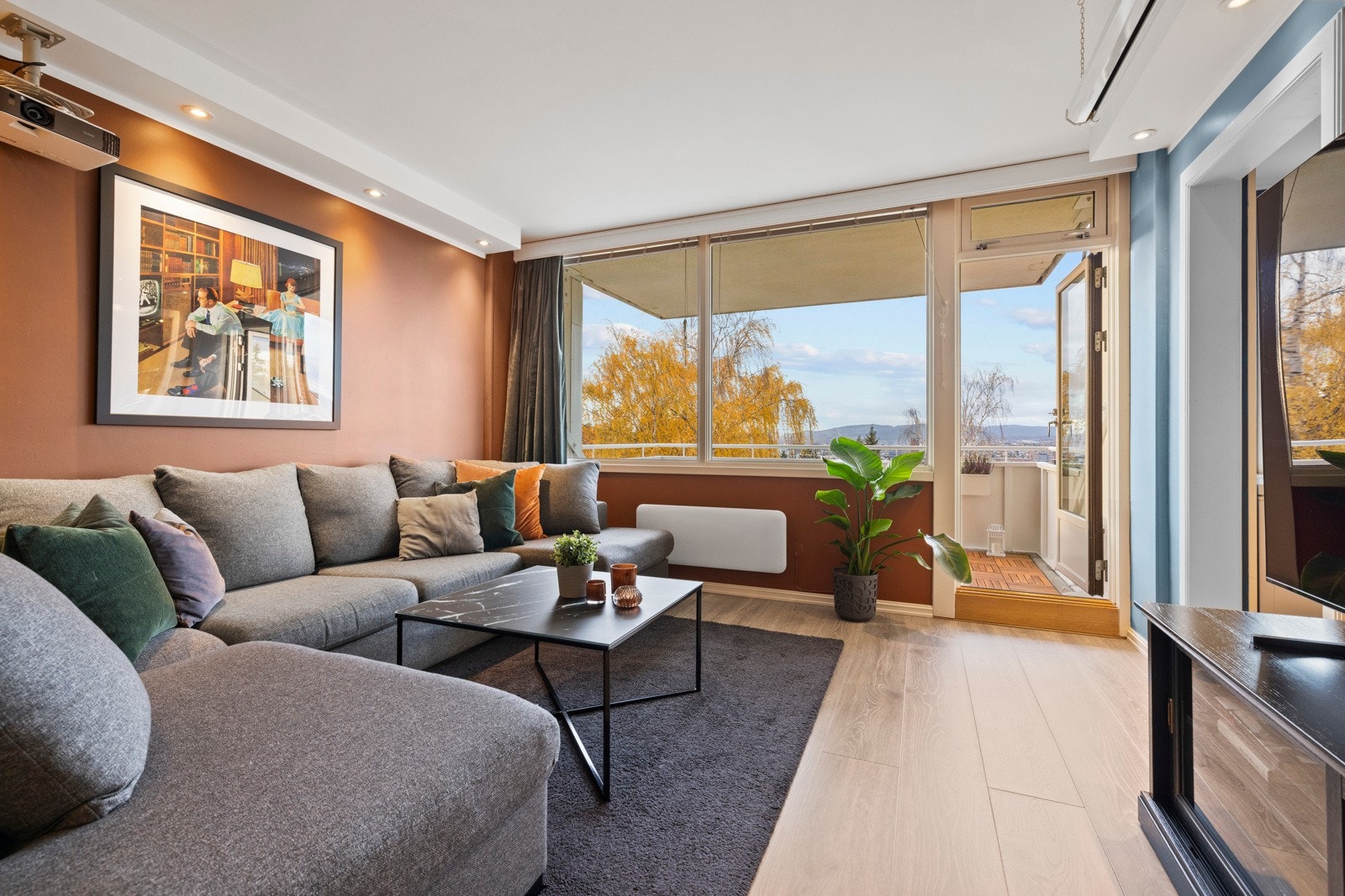 Leiligheten har en lun og tiltalende stue med fine lysforhold Galleribilde