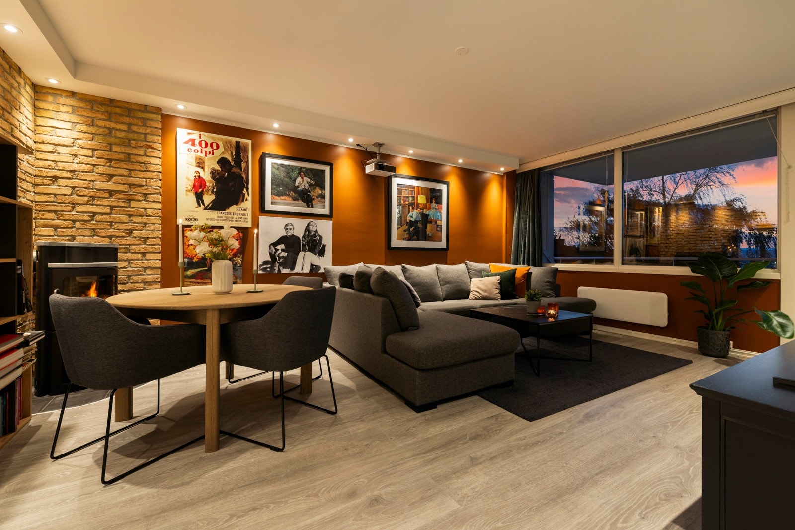 Lun kveldsstemning sikres av downlights med dimmere i himlingskant Galleribilde