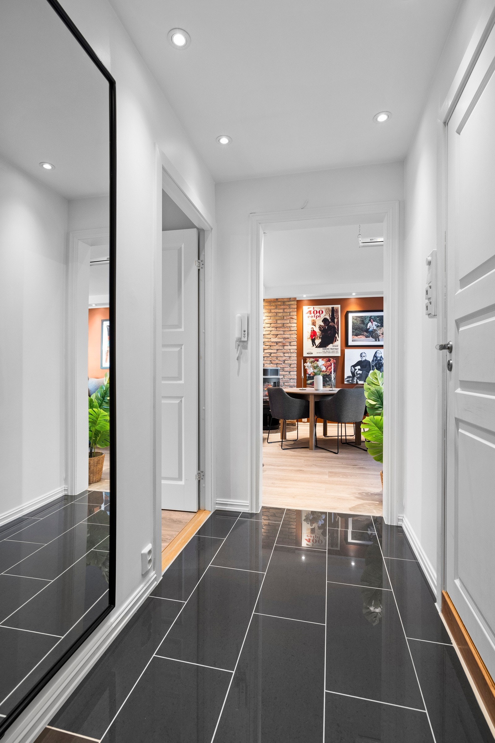 Veggene ble malt på nytt i 2024 i stilrent hvitt Galleribilde