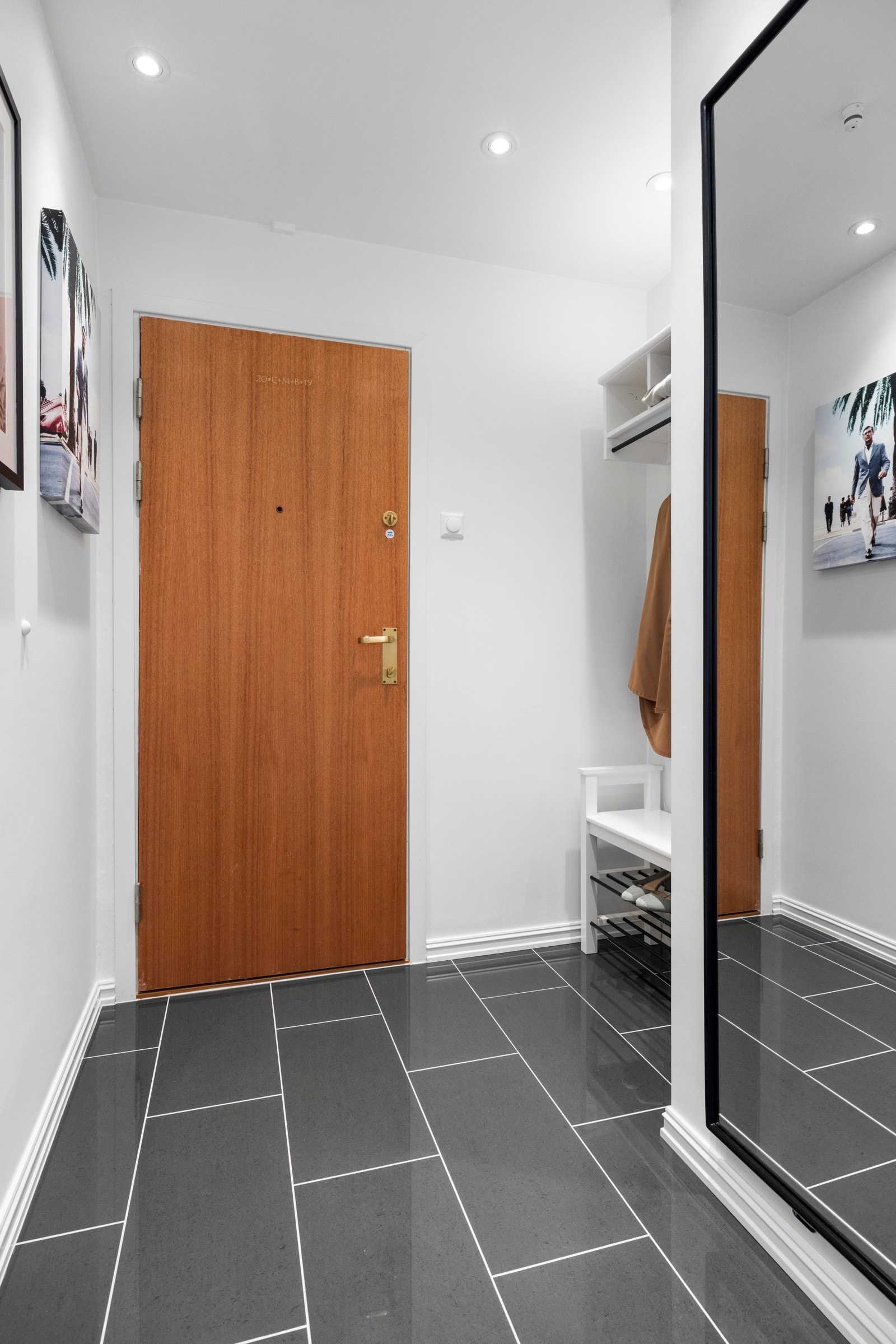 Entreen ble oppgradert i 2022 med grå, lekre gulvfliser, gulvvarme og nye dimmere til downlights i himlingen Galleribilde